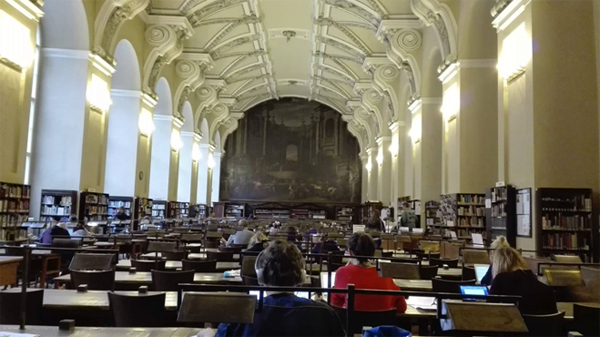 Sál studovny ve Slovanské knihovně