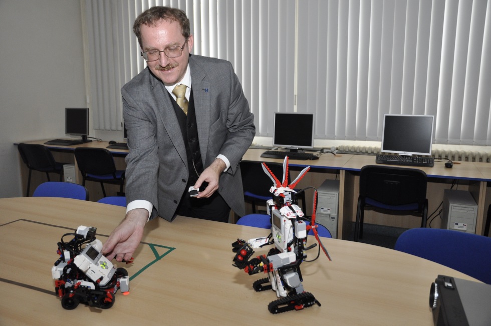 Prof. Radim Farana představuje jedny z robotů katedry informatiky a počítačů na Dni otevřených dveří PřF OU