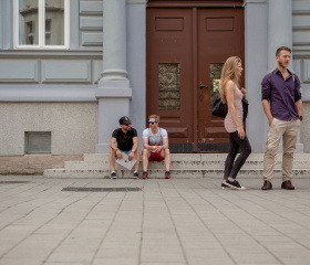 Studenti Ostravské univerzity před Filozofockou fakultou