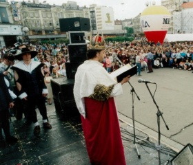 Projev krále Majálesu na Masarykově náměstí 1996