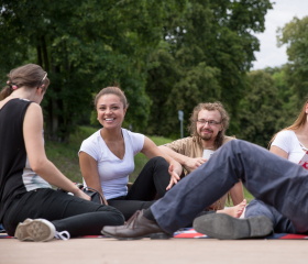 Nábřeží Ostravice je často plné studentů