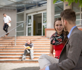 Studenti před Přírodovědeckou fakultou