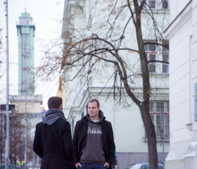 Studenti Ostravské univerzity před Přírodovědeckou fakultou