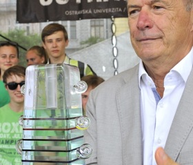 Putovní pohár Ostravské univerzity ještě v rukách rektora