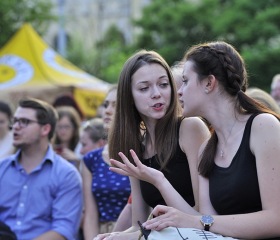 Večerní program - NEBE, LiStOVáNí a Bandjeez