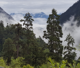 Horský masív na hranici provincií Sečuán a Tibet.