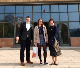  A Czech-Chinese welcome at Hebei GEO University main entrance (from the left: Richard Conaway, Hana Redererová, Renáta Tomášková