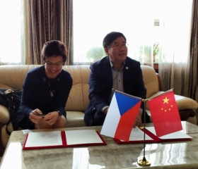 Signing the Exchange Agreement with Hebei GEO, Renáta Tomášková and the Rector of Hebei GEO University  
