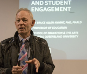 Professor Bruce Allen Knihgt, PhD, Central Queensland University – hlavní referát