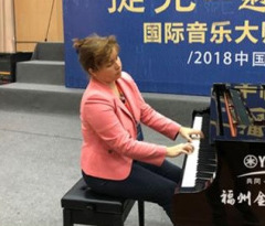 Klavíristka Eliška Novotná na hudebních kurzech v Číně