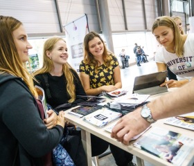 Vítězná expozice Ostravské univerzity na evropském veletrhu pomaturitního vzdělávání Gaudeamus Brno 2018 na brněnském výstavišti