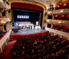 Slavnostní zasedání Vědecké rady OU v Divadle Antonína Dvořáka s promocemi doktorandů, předáváním jmenovacích dekretů docentům a udělením titulu doctor honoris causa Miloši Štědroňovi, 7. října 2019