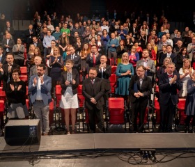 Akademický den Ostravské univerzity v duchu připomenutí 30 let svobody a demokracie se slavnostním udílením ocenění Ostravské univerzity za zásluhy o svobodu a demokracii Adamu Michnikovi a Petru Pithartovi. 12. 11. 2019, multifunkční aula Gong, Dolní oblast Vítkovice