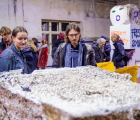 Sochařské umění významného slovenského umělce Viktora Freša kurátorované Vladimírem Beskydem & Výstavní projekt NĚKOLIK VĚT: přehlídka výtvarných prací renomovaných umělců Ostravské univerzity, v některých případech výrazných osobností umělecké scény sametové revoluce úzce spjatých s polistopadovou kulturní scénou Československa (Daniel Balabán, Pavel Forman, Tomáš Koudela, František Kowolowski, Petr Lysáček, Ivo Sumec, Jiří Surůvka, kurátorka: Tereza Čapandová). 13. 11. 2019, Důl Michal