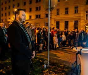 Instalaci pamětní desky událostí 17. listopadu 1939 a 1989 iniciovala Studentská komora Akademického senátu Ostravské univerzity. Slavnostní odhalení za přítomnosti veřejnosti, studentů, absolventů a zástupců OU včetně rektora Jana Laty proběhlo 17. 11. 2019 na rohu ulic Bráfova a Českobratrská v místech, kde se začala formovat ostravská studentská stávka v roce 1989.