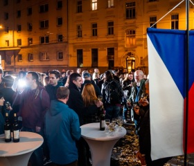 Instalaci pamětní desky událostí 17. listopadu 1939 a 1989 iniciovala Studentská komora Akademického senátu Ostravské univerzity. Slavnostní odhalení za přítomnosti veřejnosti, studentů, absolventů a zástupců OU včetně rektora Jana Laty proběhlo 17. 11. 2019 na rohu ulic Bráfova a Českobratrská v místech, kde se začala formovat ostravská studentská stávka v roce 1989.