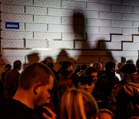 Instalaci pamětní desky událostí 17. listopadu 1939 a 1989 iniciovala Studentská komora Akademického senátu Ostravské univerzity. Slavnostní odhalení za přítomnosti veřejnosti, studentů, absolventů a zástupců OU včetně rektora Jana Laty proběhlo 17. 11. 2019 na rohu ulic Bráfova a Českobratrská v místech, kde se začala formovat ostravská studentská stávka v roce 1989.