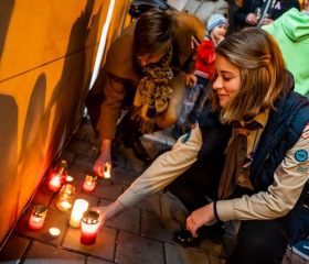 Instalaci pamětní desky událostí 17. listopadu 1939 a 1989 iniciovala Studentská komora Akademického senátu Ostravské univerzity. Slavnostní odhalení za přítomnosti veřejnosti, studentů, absolventů a zástupců OU včetně rektora Jana Laty proběhlo 17. 11. 2019 na rohu ulic Bráfova a Českobratrská v místech, kde se začala formovat ostravská studentská stávka v roce 1989.