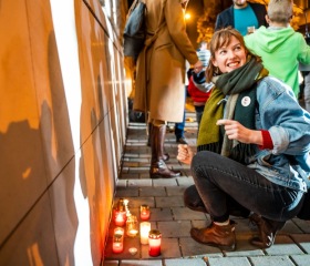 Instalaci pamětní desky událostí 17. listopadu 1939 a 1989 iniciovala Studentská komora Akademického senátu Ostravské univerzity. Slavnostní odhalení za přítomnosti veřejnosti, studentů, absolventů a zástupců OU včetně rektora Jana Laty proběhlo 17. 11. 2019 na rohu ulic Bráfova a Českobratrská v místech, kde se začala formovat ostravská studentská stávka v roce 1989.