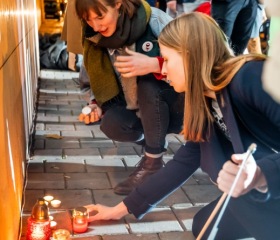 Instalaci pamětní desky událostí 17. listopadu 1939 a 1989 iniciovala Studentská komora Akademického senátu Ostravské univerzity. Slavnostní odhalení za přítomnosti veřejnosti, studentů, absolventů a zástupců OU včetně rektora Jana Laty proběhlo 17. 11. 2019 na rohu ulic Bráfova a Českobratrská v místech, kde se začala formovat ostravská studentská stávka v roce 1989.