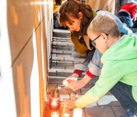 Instalaci pamětní desky událostí 17. listopadu 1939 a 1989 iniciovala Studentská komora Akademického senátu Ostravské univerzity. Slavnostní odhalení za přítomnosti veřejnosti, studentů, absolventů a zástupců OU včetně rektora Jana Laty proběhlo 17. 11. 2019 na rohu ulic Bráfova a Českobratrská v místech, kde se začala formovat ostravská studentská stávka v roce 1989.