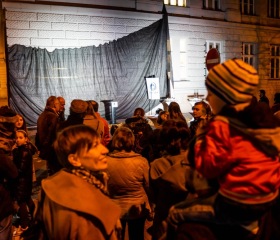 Instalaci pamětní desky událostí 17. listopadu 1939 a 1989 iniciovala Studentská komora Akademického senátu Ostravské univerzity. Slavnostní odhalení za přítomnosti veřejnosti, studentů, absolventů a zástupců OU včetně rektora Jana Laty proběhlo 17. 11. 2019 na rohu ulic Bráfova a Českobratrská v místech, kde se začala formovat ostravská studentská stávka v roce 1989.