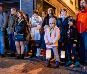 Instalaci pamětní desky událostí 17. listopadu 1939 a 1989 iniciovala Studentská komora Akademického senátu Ostravské univerzity. Slavnostní odhalení za přítomnosti veřejnosti, studentů, absolventů a zástupců OU včetně rektora Jana Laty proběhlo 17. 11. 2019 na rohu ulic Bráfova a Českobratrská v místech, kde se začala formovat ostravská studentská stávka v roce 1989.