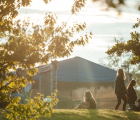 Majáles Ostrava je největší studentskou akcí v Ostravě a je jedním z posledních majálesů, který organizují opravdu studenti. Ostravská univerzita je stálým partnerem této studentské akce a každoročně se na něm podílí také svou chill-out zónou se skvělou atmosférou a vždy něčím navíc – v roce 2019 to byl třeba zábavně-poučný stánek mediků z naší Lékařské fakulty IFMSA – International Federation of Medical Students Associations (Mezinárodní federace asociací studentů medicíny) a náborové místo potenciálních dárců kostní dřeně ve spolupráci s ALMA MATER Bohumín.