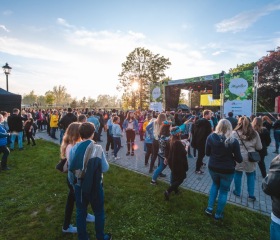 Majáles Ostrava je největší studentskou akcí v Ostravě a je jedním z posledních majálesů, který organizují opravdu studenti. Ostravská univerzita je stálým partnerem této studentské akce a každoročně se na něm podílí také svou chill-out zónou se skvělou atmosférou a vždy něčím navíc – v roce 2019 to byl třeba zábavně-poučný stánek mediků z naší Lékařské fakulty IFMSA – International Federation of Medical Students Associations (Mezinárodní federace asociací studentů medicíny) a náborové místo potenciálních dárců kostní dřeně ve spolupráci s ALMA MATER Bohumín.