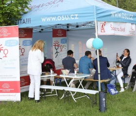 Majáles Ostrava je největší studentskou akcí v Ostravě a je jedním z posledních majálesů, který organizují opravdu studenti. Ostravská univerzita je stálým partnerem této studentské akce a každoročně se na něm podílí také svou chill-out zónou se skvělou atmosférou a vždy něčím navíc – v roce 2019 to byl třeba zábavně-poučný stánek mediků z naší Lékařské fakulty IFMSA – International Federation of Medical Students Associations (Mezinárodní federace asociací studentů medicíny) a náborové místo potenciálních dárců kostní dřeně ve spolupráci s ALMA MATER Bohumín.