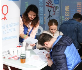 Majáles Ostrava je největší studentskou akcí v Ostravě a je jedním z posledních majálesů, který organizují opravdu studenti. Ostravská univerzita je stálým partnerem této studentské akce a každoročně se na něm podílí také svou chill-out zónou se skvělou atmosférou a vždy něčím navíc – v roce 2019 to byl třeba zábavně-poučný stánek mediků z naší Lékařské fakulty IFMSA – International Federation of Medical Students Associations (Mezinárodní federace asociací studentů medicíny) a náborové místo potenciálních dárců kostní dřeně ve spolupráci s ALMA MATER Bohumín.