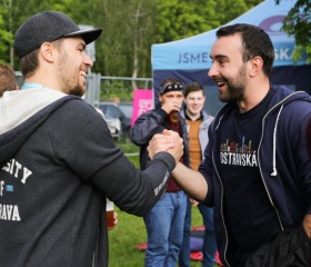 Majáles Ostrava je největší studentskou akcí v Ostravě a je jedním z posledních majálesů, který organizují opravdu studenti. Ostravská univerzita je stálým partnerem této studentské akce a každoročně se na něm podílí také svou chill-out zónou se skvělou atmosférou a vždy něčím navíc – v roce 2019 to byl třeba zábavně-poučný stánek mediků z naší Lékařské fakulty IFMSA – International Federation of Medical Students Associations (Mezinárodní federace asociací studentů medicíny) a náborové místo potenciálních dárců kostní dřeně ve spolupráci s ALMA MATER Bohumín.