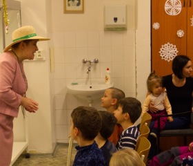 Mladí chemici vzali školáky na souboj kouzelníků