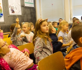 Mladí chemici vzali školáky na souboj kouzelníků