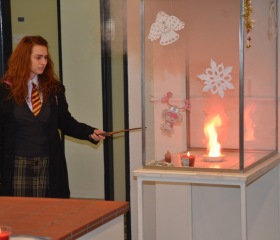 Mladí chemici vzali školáky na souboj kouzelníků
