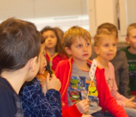 Mladí chemici vzali školáky na souboj kouzelníků