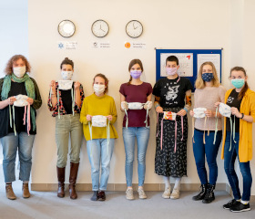 Studenti proti koronaviru: Pomáhají v nemocnicích, šijí roušky, hlídají děti