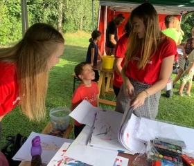 Studentky KVV během výtvarného workshopu pro děti