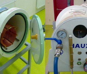 Experimentální hyperbarická komora Haux s přímým vodním ohřívacím systémem, který je předmětem patentového řízení Pracoviště mikrobiologie a imunologie Katedry biomedicínských oborů LF OU.