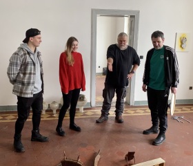 Z instalace výstavy Bogusław Bachorczyk: Na zemi v Galerii Dolu Michal v Ostravě, kterou spoluorganizuje Centrum vizuálních studií PdF OU. Instalace se účastnili také studenti Katedry výtvarné výchovy PdF OU.