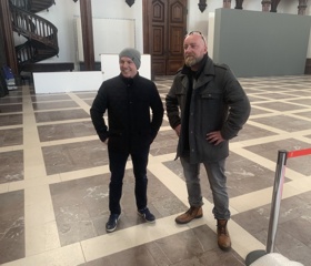 Pavel Forman (zprava) s ředitelem Mojmírem Jeřábkem v Alšově jihočeské galerii v Hluboké nad Vltavou