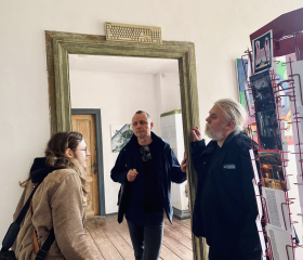 Z prohlídky různých výstavních prostor Fundacje Wyspa Progress v Gdaňsku s prof. Klamanem a jeho asistentem Piotrem Mosurem