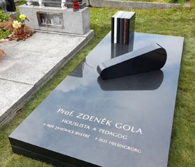 Autorem náhrobku pro prof. Zdeňka Golu je docent Jaroslav Koléšek
