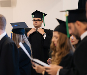 Slavnostní zasedání Vědecké rady Ostravské univerzity 10. října 2022 v Domě kultury Poklad, tradičně spojené s promocemi absolventů doktorského studia a jmenováním nových docentů.Autor: Filip Zvěřina