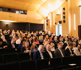 Slavnostní zasedání Vědecké rady Ostravské univerzity 10. října 2022 v Domě kultury Poklad, tradičně spojené s promocemi absolventů doktorského studia a jmenováním nových docentů.Autor: Filip Zvěřina