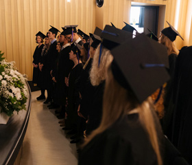 Slavnostní zasedání Vědecké rady Ostravské univerzity 10. října 2022 v Domě kultury Poklad, tradičně spojené s promocemi absolventů doktorského studia a jmenováním nových docentů.Autor: Filip Zvěřina