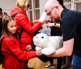 Noc vědců 2022 na Ostravské univerzitě. Všemi smysly a se všemi fakultami, pro děti, dospělé nebo třeba anglicky mluvící!