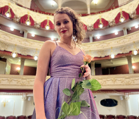 Studentka Fakulty umění Karolína Levková zvítězila na prestižní mezinárodní pěvecké soutěži Antonína Dvořáka v Karlových Varech