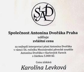 Studentka Fakulty umění Karolína Levková zvítězila na prestižní mezinárodní pěvecké soutěži Antonína Dvořáka v Karlových Varech
