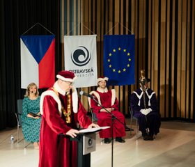 V pořadí sedmý rektor Ostravské univerzity, docent Petr Kopecký, 12. dubna 2023 složil slib a převzal rektorský řetěz z rukou emeritního rektora profesora Jana Laty. Inaugurační akt proběhl v Komorním sále Fakulty umění v City Campusu Ostravské univerzity.Autor: Filip Zvěřina